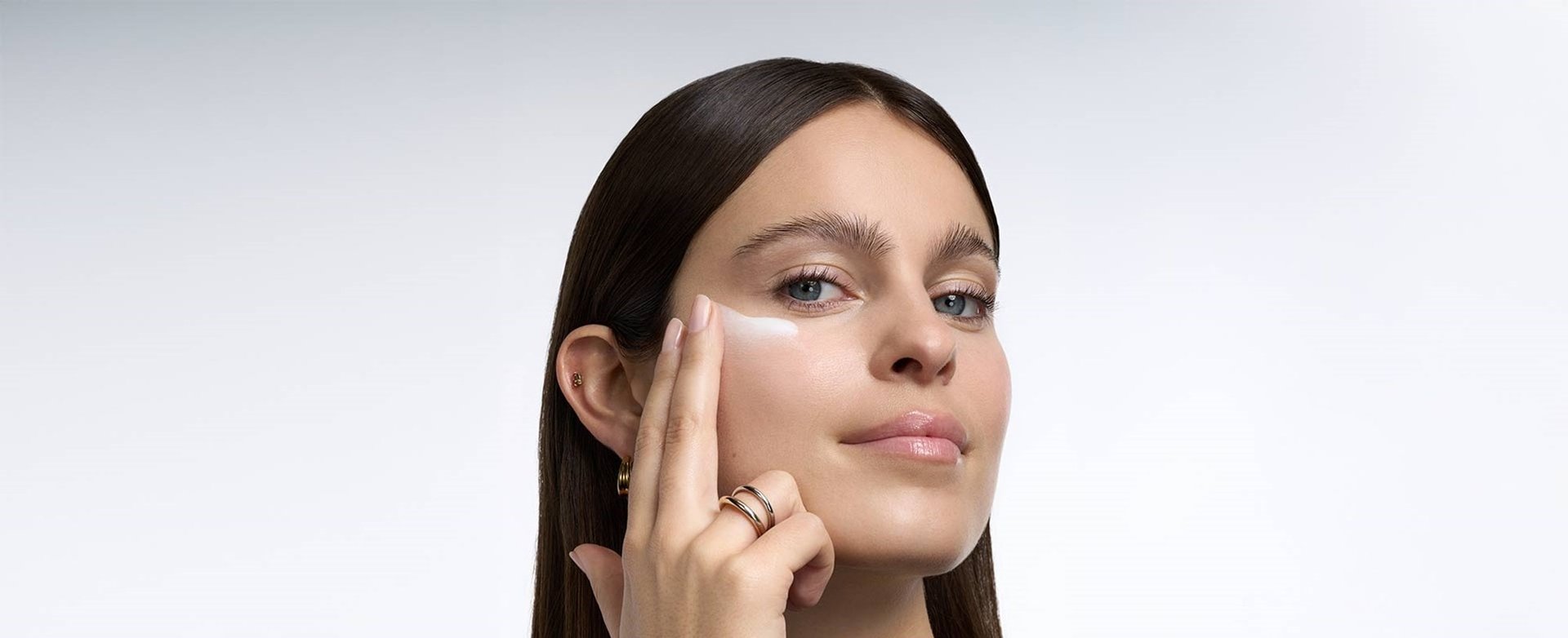 20252803 Oap Revitalift Filler Glass Skin Application 1 Na Dmi Na Na Digital Dmi