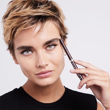 OAP MAKEUP EYE EU 2021 AP PACK IN HAND